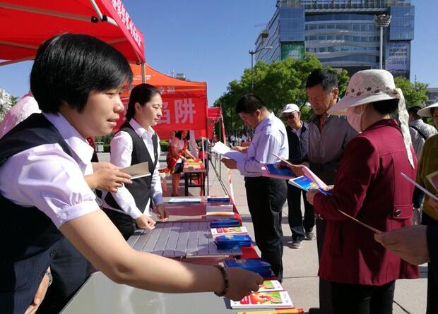 仲夏广场好乘凉 张掖华龙推广忙—华龙证券张掖西大街营业部大力开展华龙点金app推广活动